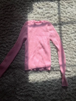 Rosa ribbstickad tröja  - Rosa stickad tröja från Kappahl i storlek S