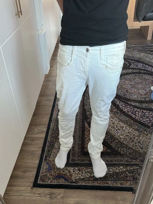 Vita anbass hyperflex jeans från Replay - Säljer ett par vita slim fit jeans från Replay, modell Hyperflex. Jeansen har klassisk femficksdesign, normalhög midja och stretchigt material för extra komfort. Perfekta för dig som vill ha en clean och modern look.