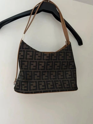 Handväska  - Elegant & fin handväska. Aldrig använd. 