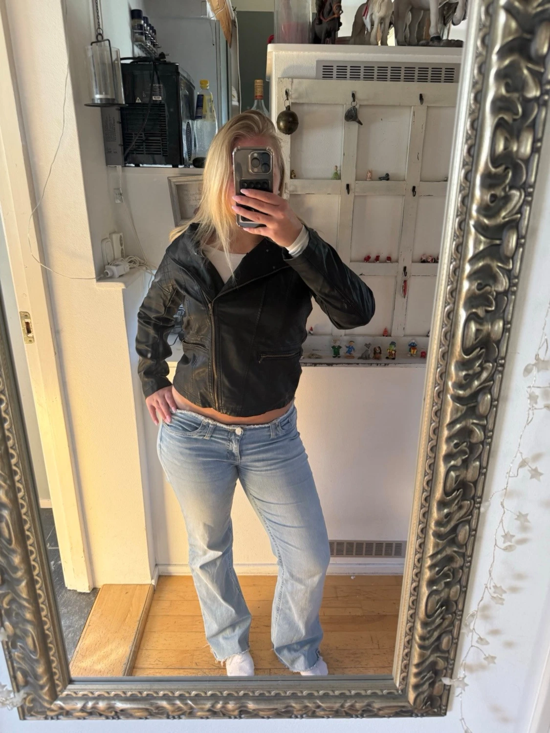 Svart skinnjacka med quiltade detaljer - 1