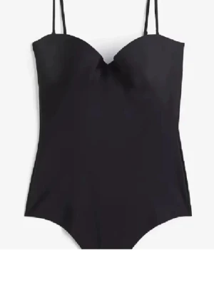 Hm body - Stilren svart body med tunna justerbara axelband och lätt vadderade kupor. Klassisk, enkel design med hjärtformad urringning och slät yta.Materialet känns mjukt och följsamt mot huden.