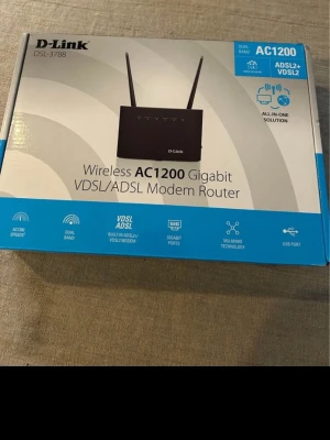 D-Link AC-1200 Gigabit Router - Säljer min extra router som aldrig kom till användning. Inköpt 2022. Bra räckvidd, täckning och höga hastigheter. Perfekt fungerande i nyskick. Trevlig designs som tar mindre plats iom att den står upprätt. Fås med original laddare, diverse kablar inkl. extra för att passa med allt, originalförpackning och kvitton.  Nypris: 918 SEK Mitt pris: 298 SEK  Skickas spårbart samma dag. Hör av dig vid frågor och se gärna mina andra annonser också!   Mvh