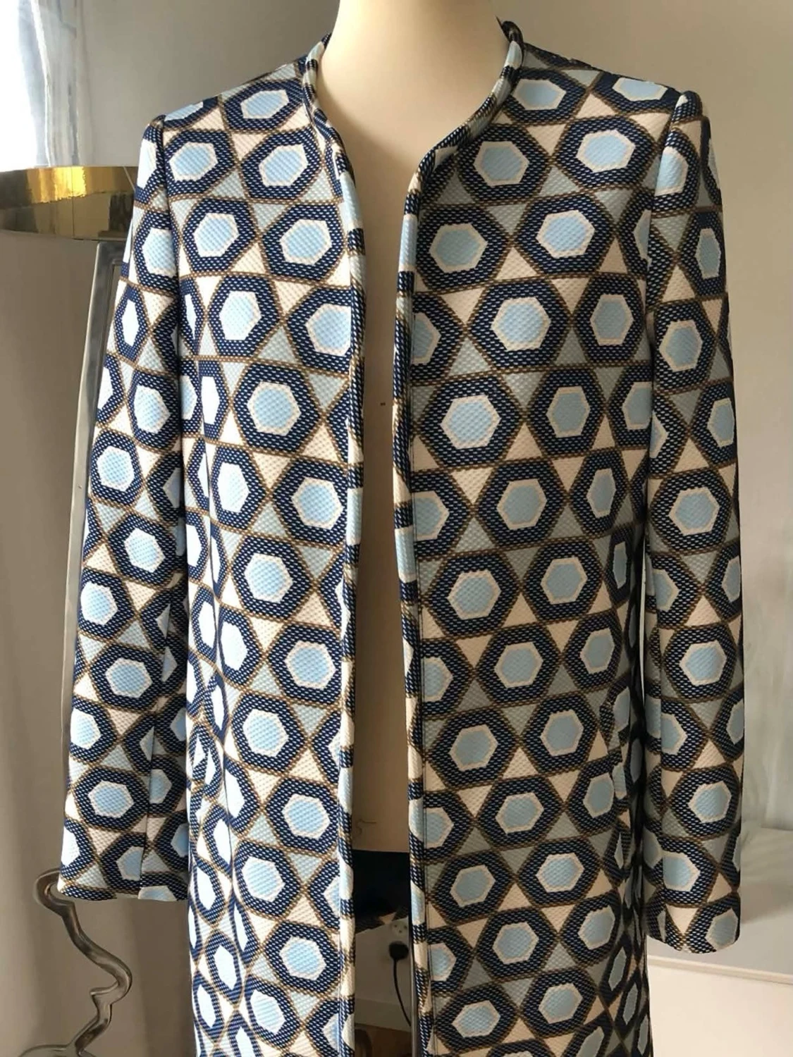 Mönstrad blå och beige kappa