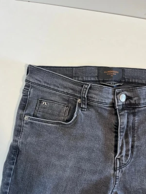 Grå jeans från J.Lindeberg - Snygga grå jeans från J.Lindeberg med klassisk femficksdesign och diskret logga på myntfickan. Hör gärna av dig vid frågor!