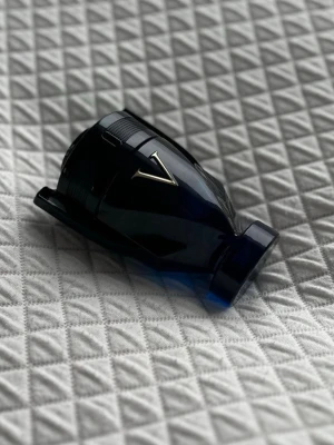 Invictus, Victory elixir Parfum mörkblå flaska - Säljer en Invictus, Victory elixir Parfum i en cool, mörkblå flaska med metalliska detaljer och unik form som påminner om en granat. Flaskan har ett stilrent A i silver på framsidan och känns riktigt lyxig och modern.