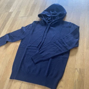 Kashmir/Merinoull Hoodie - En riktigt stilren Kashmir/Merinoull Hoodie i storlek M!🌟 Perfekt tröja inför sommaren! Bara testad, aldrig använd! Hör av dig vid intresse eller minsta fundering😊