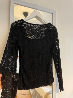 Svart spetströja - En helt oanvänd spets tröja i storlek xs💗