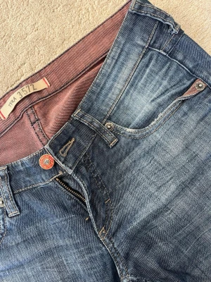 Low waist jeans  - Jättesnygga lågmidjade jeans jag thriftade i Polen i somras!! Säljes då jag har föööör många jeans och måste rensa garderoben!! Verkligen supersnygga vintage touch, perfekta nu till våren!! Inga defekter :) skulle säga att de är 36-38 i storlek, Bootcut!!