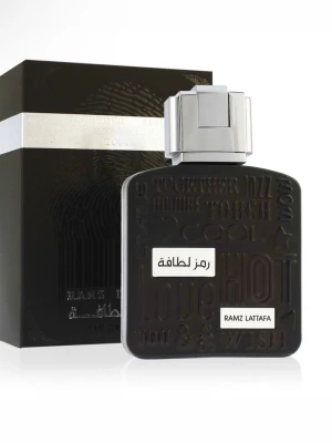 Ramz Lattafa Eau de Parfum - Ramz Lattafa Eau de Parfum kommer i en stilren, svart flaska med präglad text och silverdetaljer. Flaskan har en fyrkantig form och ett robust, metalliskt lock. Doften är elegant och flaskan levereras i en matchande svart förpackning med silverband.