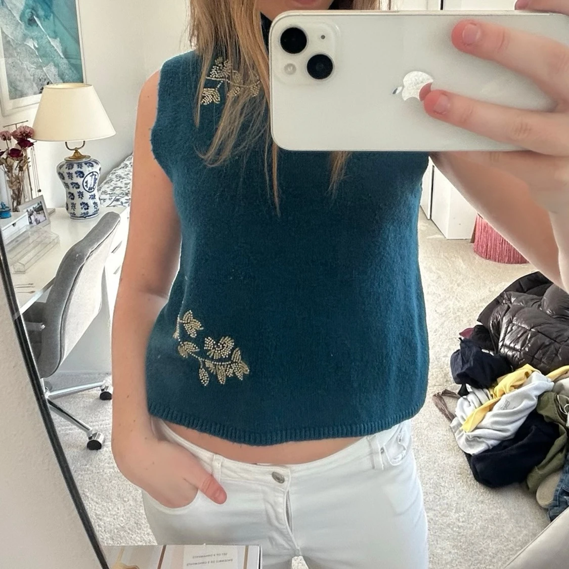 Blå stickad ärmlös topp med broderi - 1