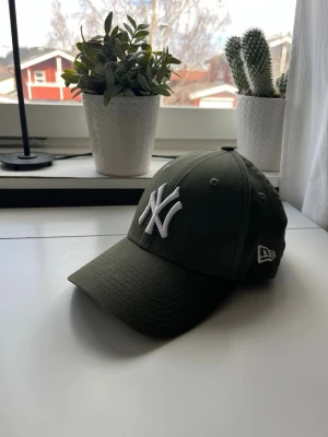 New Era Yankees keps - Riktigt snygg olivgrön New Era keps, justerbar och passar alla. Skriv vid minsta fundering!