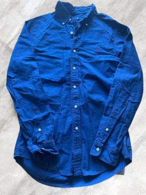 Ralph Lauren skjorta M - Säljer en riktigt schysst raffe skjorta i storleken M. Skjortan har inte defekter, stilren och är riktigt clean.   Nypris ligger runt 1000kr, men jag säljer den endast för 249kr. Skjortan är nyskick✨✨  Tveka inte ställa frågor💬  Skickar även med fina gåvor vid varje beställning🎁 Om man beställer i bundle får man rabbat💸