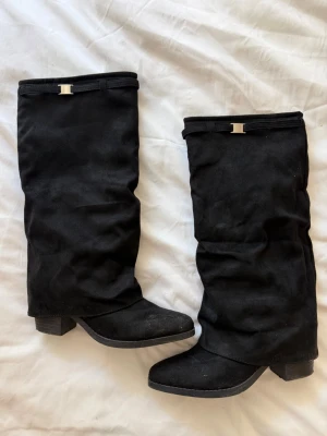 Svarta boots - Svarta boots som är använda ca 3 ggr ❤️ de har 5 cm klack och jag är 155 cm lång för referens! Från shein. 