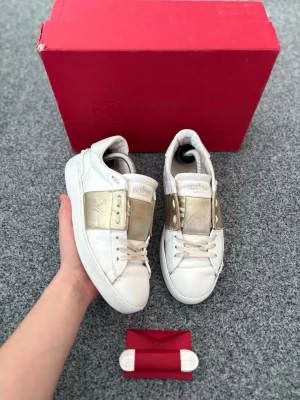 Valentino open - Valentino open | Storlek 36 | Tillbehör: ingeting | Endast 999:- | Först till kvarn | Köp gärna annonsen på vinted | Tveka inte att höra av dig vid frågor | Northstore