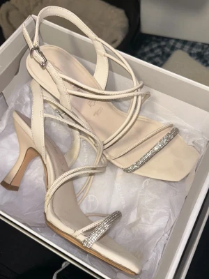 Tamaris klackskor - Klackskor från Tamaris, perfekta till bal, student m.m Använda endast fåtal gånger, finns ytterst små märken men inget som syns tydligt när man bär dom (har inte testat tvätta) Mycket fint skick, kommer med original kartong. Storlek 40 men kan passa 39 med (lite mindre i storlek för dom som har bredare fot) Pris går att diskuteras vid snabbköp!