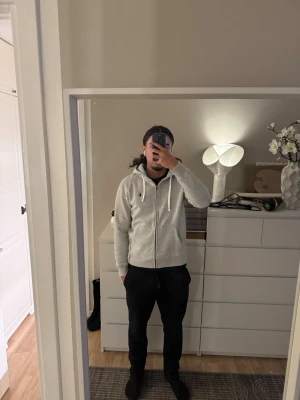 Grå zip hoodie från Polo Ralph Lauren - Polo Ralph Lauren kofta storlek M, jag är 185 o väger 77kg