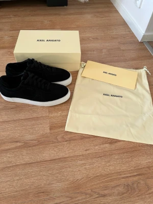 Axel Arigato - Axel Arigato skor i stl 42. Följer med originallåda och dustbag. Sparsamt använda ett fåtal gånger. Hör av dig vid funderingar! 