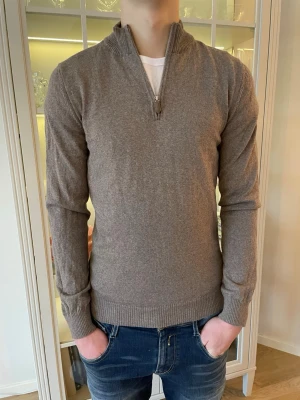 Beige/Grå Halfzip från Stenströms - S - Jag säljer den här snygga halfzipen från Stenströms i storlek S. Den är inte använd mycket och är i fint skick. Nypris ligger på 1999kr och jag säljer den för 699kr. Tveka inte att höra av er!