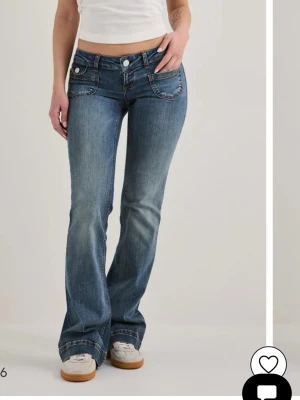 Blåa jeans  - Blåa jeans från Nelly i storlek 32. Nypris 700 och endast använda några få gånger. Vid funderingar hör av dig!!❣️
