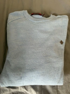 Ljusblå merinoulltröja Morris XS - Snygg ljusblå stickad tröja från Morris i 100% merinoull. Klassisk rund halsringning och diskret Morris-logga broderad på bröstet. Perfekt för dig som gillar stilrena och bekväma plagg i högkvalitativt material. Herrstorlek-XS. Väldigt bra skick! 449kr. Pris kan diskuteras vid snabb o enkel affär!