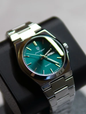 Grön Klocka Hugo Poedagar - Säljer denna helt nya stilrena gröna klockan från Hugo Poedagar!  ⭐️  Box, länkborttagare och microfiberduk ingår ✅  Frågor? Skicka gärna ett meddelande! 😊