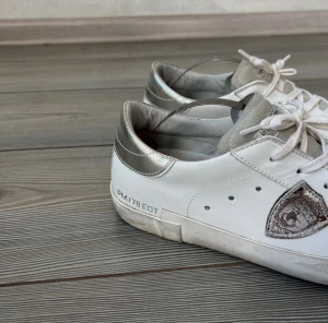 Vita Philippe Model sneakers med silverdetaljer - Philippe model skor i otroligt bra skick, storlek 40. 