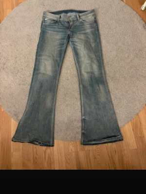 Cheap Monday jeans - Jättesnygga jeans från weekday i vanliga modellen, alltså low bootcut. Säljer då de är lite stora i midjan😭. Storlek 33/32 men skulle säga att de va M/ L men passar me skärp om man har S!!! Lite slitningar på slutet som ja själv tkr e snyggt🥰Tar emot prisförslag ❣️
