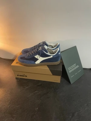 Diadora mocka skor - I princip nya Diadora skor i storlek 42| endast använda ett par gånger| väldigt sköna och bra kvalitet| hör av dig vid frågor eller liknande// Alex closet✨