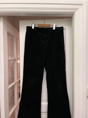 Lovisa Worge x NAKD - manchesterbyxor - Säljer ett par svarta manchesterbyxor med utsvängda ben och klassisk midja från Lovisa Worges kollektion med NAKD. Nyskick 