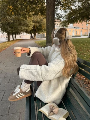 Vit teddyjacka med dragkedja - Supermysig 🤍🤍🤍