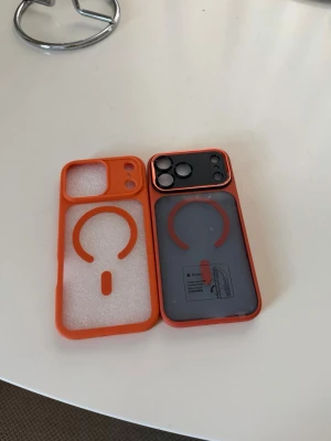 Iphone 17 pro max Orange MagSafe mobilskal  - Snyggt orange mobilskal med MagSafe-kompatibilitet. Skalets baksida är genomskinlig med en tydlig MagSafe-ring och har förstärkt ram runt kameran. Tillverkat i mjukt silikonmaterial som ger bra grepp och skydd. Passar iPhone-modeller med större kameralins.