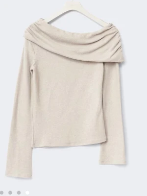 Beige offshoulder topp med drapering - Trendig beige one offshoulder. Långärmad modell i mjukt material som ger en stilren och modern look. Perfekt för dig som vill ha en enkel men ändå unik topp till garderoben.