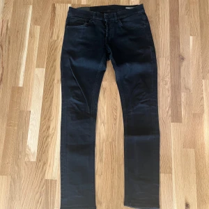 Dondup George STEAL! - Riktigt sköna svarta jeans från Dondup || jättebra skick || skriv om du har några frågor eller vill ha fler bilder 