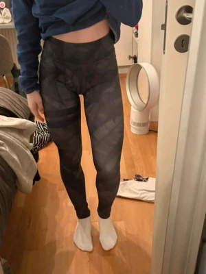 Stronger tight  - Säljer dessa tights från Stronger💕storlek xs, kommer från rökfritt och djurfritt hem! Se skicket på bilderna, skulle säga att de är mellan mycket bra och bra skick😊