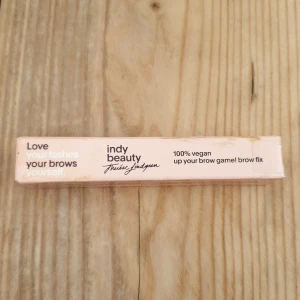 Ögonbryns gel - Ny produkt. 100% vegansk ögonbrynsgel från Indy Beauty Therese Lindgren. Lätt färgad pomade med naturliga fibrer som formar, fyller ut och definierar brynen. Inköpt för 157kr, säljer för 45kr.   Mer information:   https://lyko.com/sv/indy-beauty/indy-beauty-up-your-brow-game--browfix-ella