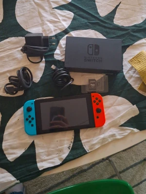 Nintendo Switch med tillbehör - Hej, jag säljer hela min set up därför jag inte får användning för den längre, (perfekt för småbarnsfamiljer!) I set upen ingår - 11 spel  - 3 sladdar (laddare, hdmi, AC adapter) - Micro SD adapter - Spelkonsolen - En pro controller och en joysticks kontroll - Gamling hörlurar - Spelväska för förvaring  Pris ej satt eftersom jag vill få sålt den snabbt men ha i eftertanke att det är väldigt mycket med bra skick som ingår. OBS! Allt säljs tillsammans och möts bara uppgbg