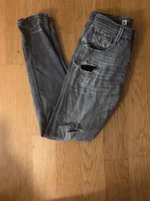 Grå replay jeans  - Säljer dessa grå replay anbass jeans då jag slutat använda dem, strlk 28/32 slim. Pris: 499kr priset är inte fast så kom dm!!