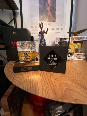 Kilian Apple Brandy On The Rocks EdP - Lyxig parfym från Kilian i doften Apple Brandy On The Rocks. Flaskan är genomskinlig med guldfärgad vätska och elegant svart etikett. Kommer i svart, stilren förpackning med gulddetaljer. Eau de Parfum, 50 ml. Perfekt för dig som gillar exklusiva och fruktiga dofter. Bilden i slutet visar när man skriver in batchcoden i en batchcode checker, detta bevisar varans äkthet, många säger att den håller dåligt på huden men jag får 9 timmar