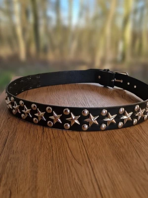 Skärp stjärnitar - Skärp stjärnnitar och rundanitar. För kvinnor, konstläder, avslappnad, elegant, gatuparty. Storlek 115 cm långt. Bredd 3,8 cm.