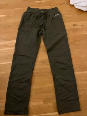 Baby phat byxor  - Jättesnygga baby phat byxor säljer då dom är för små ,dom är väldigt liten i storlek står L men sitter som xs…