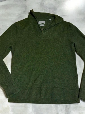 Grön half zip  - Säljer en riktig skön halfzip, men den krympte lite i tvätten så den passar ej mig längre. Den är lätt storlek XS nu. Den är i toppskick förutom att den är krympt då. Hör av er vid funderingar och skriv till mig för måtten 🤩