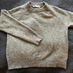 Grå stickad tröja från Zara - Grå stickad tröja från Zara.