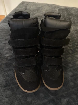 Isabel marant skor bekett - Säljer dessa isabel marant skor i storlek 39 modell bekett!  Kan inte garantera äkthet då jag köpte dom på vinted men de är i bra kvalitet och skick, samt ser äkta ut, därav priset❣️   