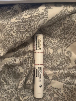 Maybelline Sky High mascara vit - Maybelline Lash Sensational Sky High mascara i vit tub med roséguldfärgade detaljer. Cylindrisk form och tydlig logga på sidan. Perfekt för att ge fransarna längd och volym. Snygg och trendig design som sticker ut i sminkväskan. För fler bilder/information skriv gärna, priset kan justeras 🤗❤️
