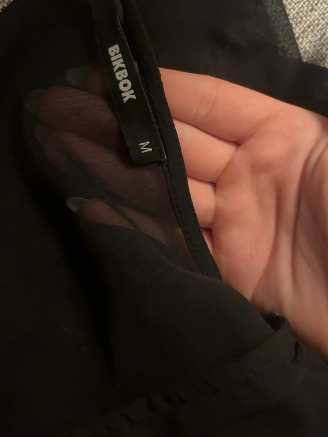 Svart transparent blus med volanger - 3