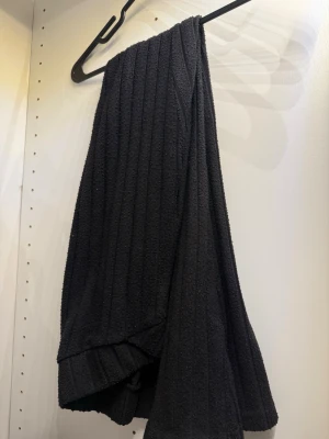 Svarta ribbade leggings - Säljer ett par svarta leggings med ribbad struktur. De är stretchiga och har en mjuk, lite tjockare textur som känns skön mot huden. Perfekta för dig som gillar en enkel men ändå trendig look. Passar till oversized tröjor eller hoodies.