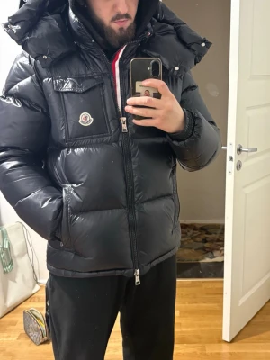Moncler jacka  - Mycket stilig och skön moncler jacka. Perfekt för kalla väder.  Endast använd i en månad 
