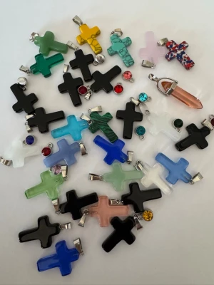 Färgglada berlocker - Säljer av lite material för smyckestillverkning. Färgglada berlocker för den som vill göra halsband . Mestadels kors men lite annat också 