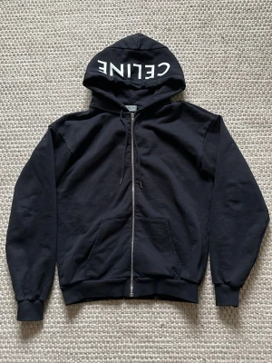 Cеline Paris Hoodie - Säljer denna snygga C hoodien i storlek Xs passar Större S. I princip nyskick skulle säga 9/10, Måtten är ca 67 cm lång o 55 axel till axel. Hör av er vid fler frågor!