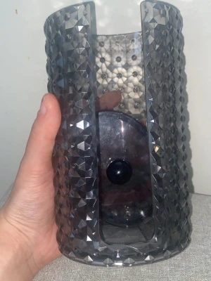 Mörkgrå vas för pads  - Säljer en snygg mörkgrå vas för pads nytt i skick fik mönstrad färg 